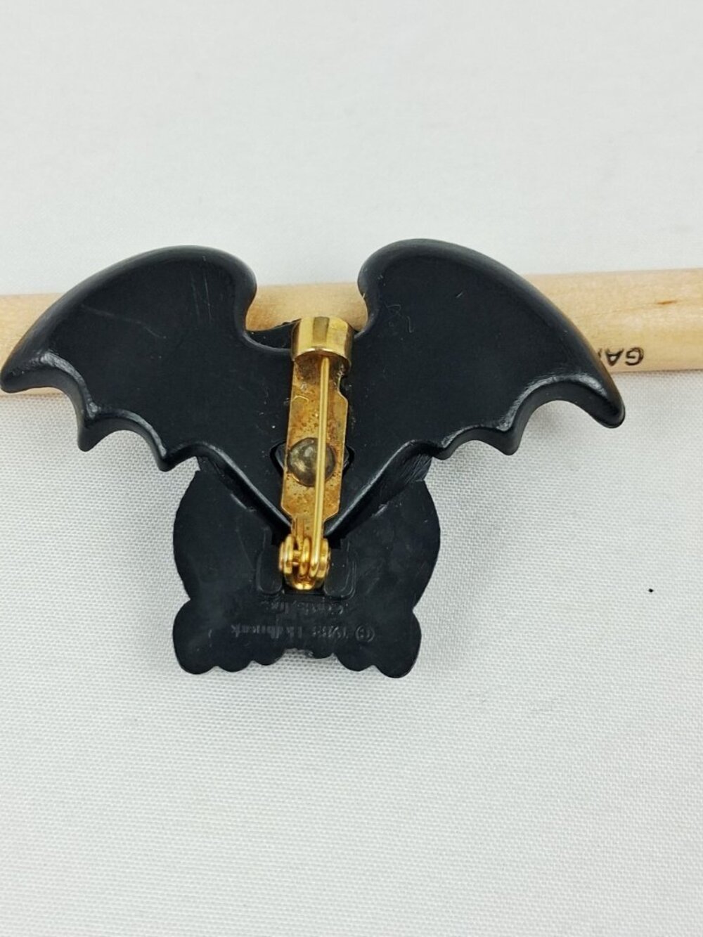 Vintage 1983 Hallmark Bat Pin Brooch With Purple Wings & Yellow Eyes - Picture 2 of 4
